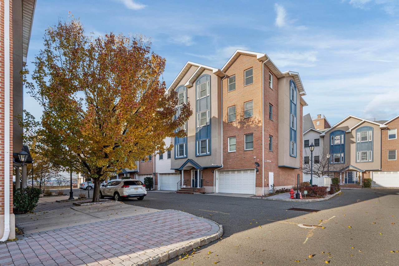 620 38TH ST - Photo 1