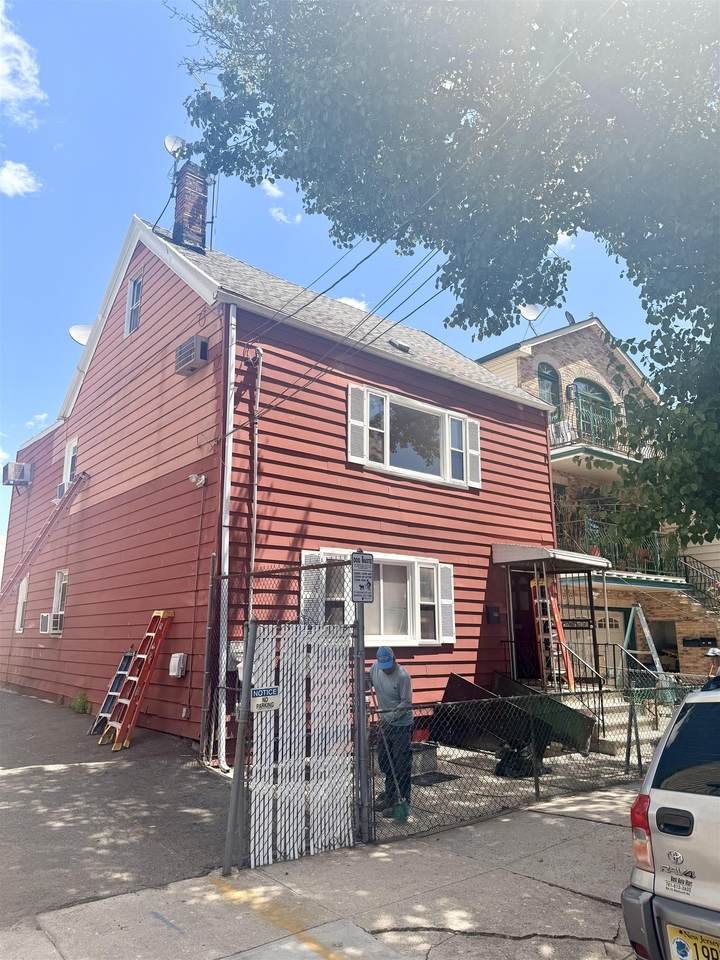 92 Laidlaw Ave - Photo 1
