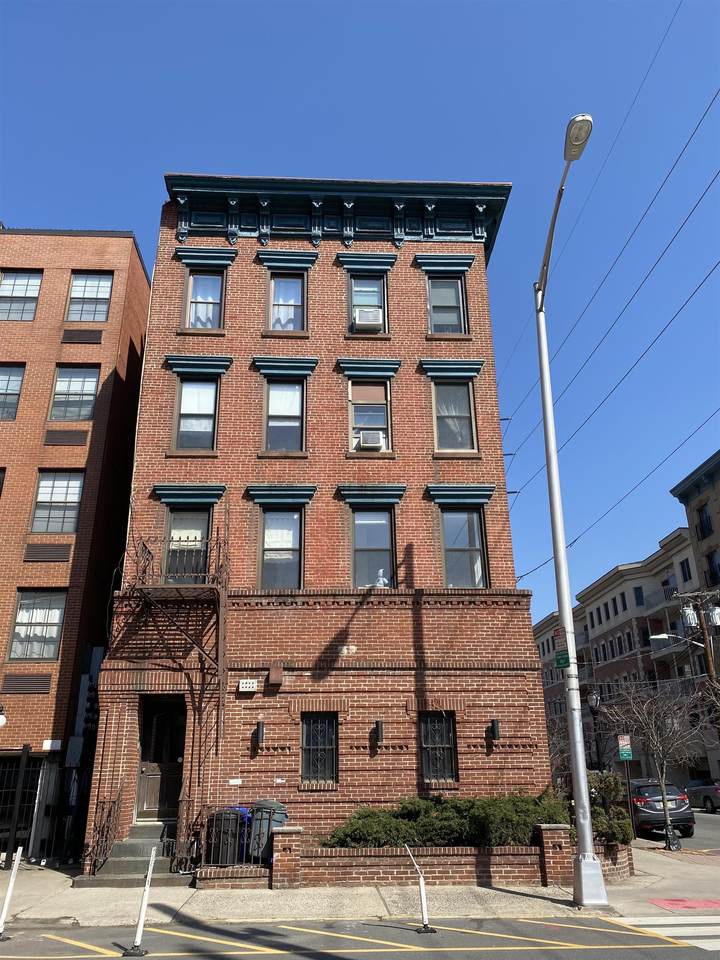 650 1ST ST - Photo 1