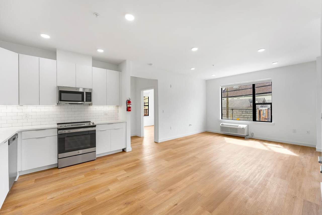 175 West 7Th St - Photo 1