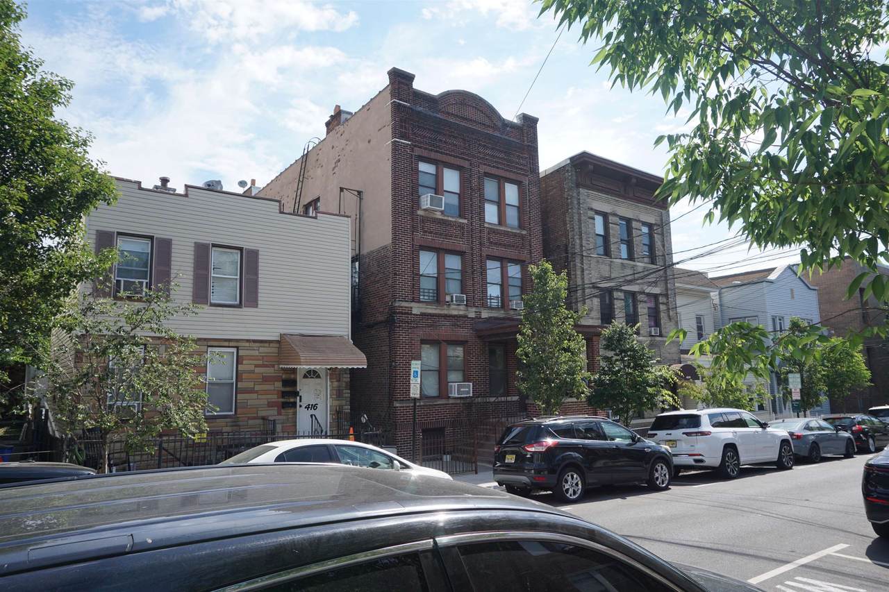 414 18TH ST - Photo 1