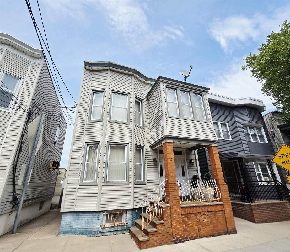 906 20TH ST - Photo 1