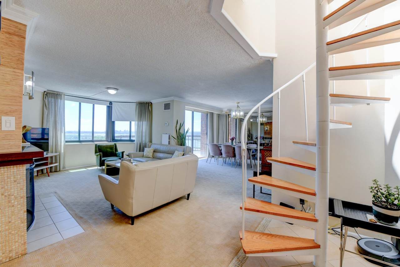 1528 Harmon Cove Tower - Photo 1