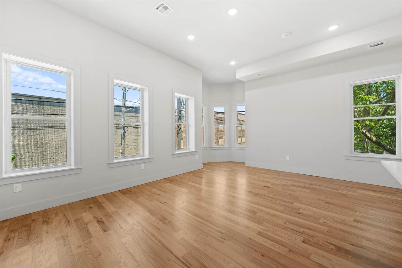 424 Woodlawn Ave - Photo 1