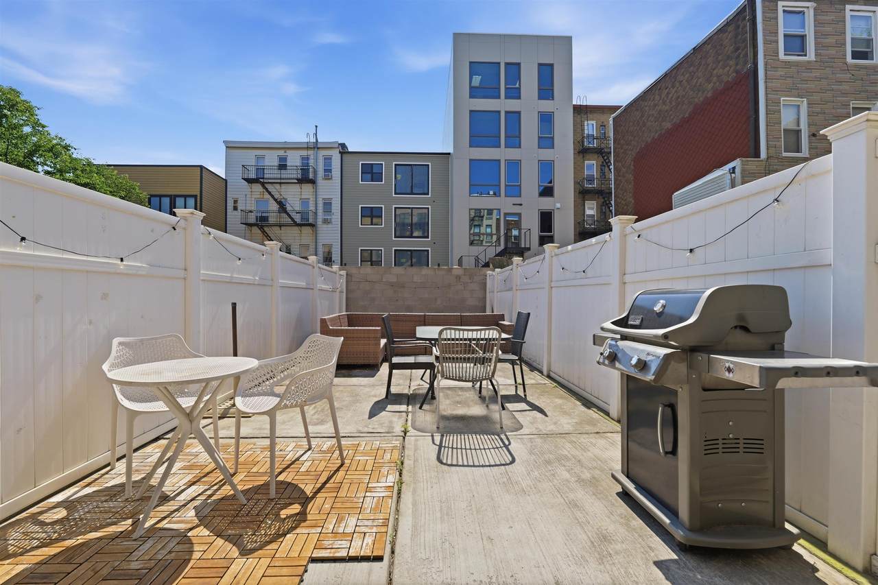 529 Jefferson St - Photo 1