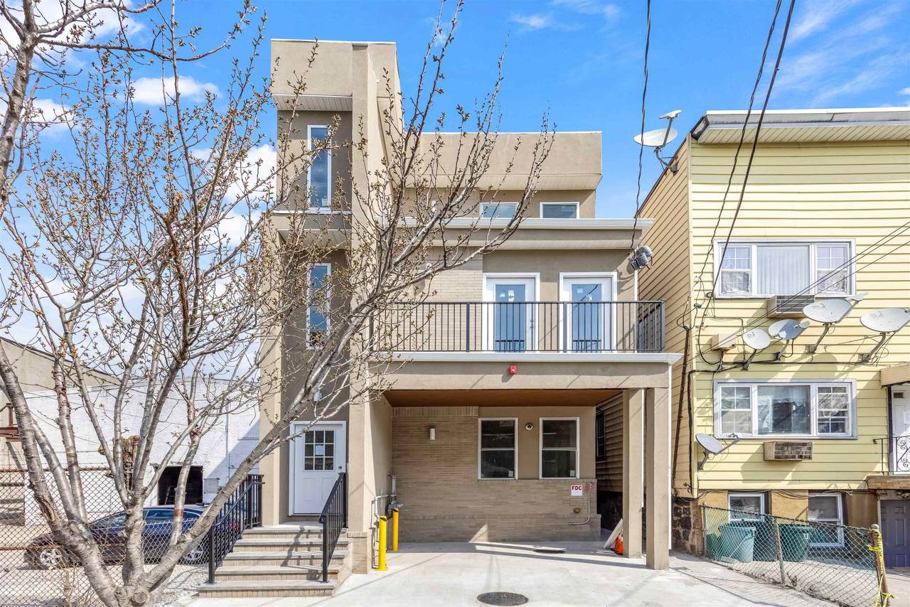 418 11TH ST - Photo 1