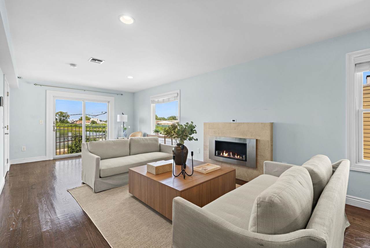 137 20TH ST - Photo 1