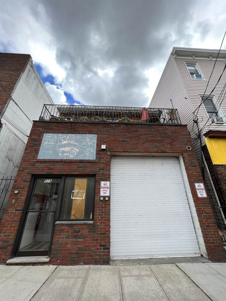908 New York Ave - Photo 1