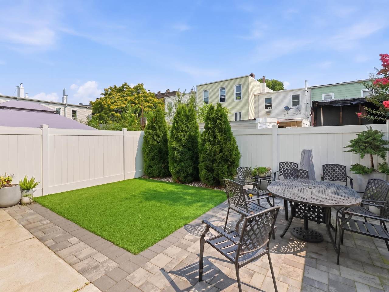 290 Griffith St - Photo 1