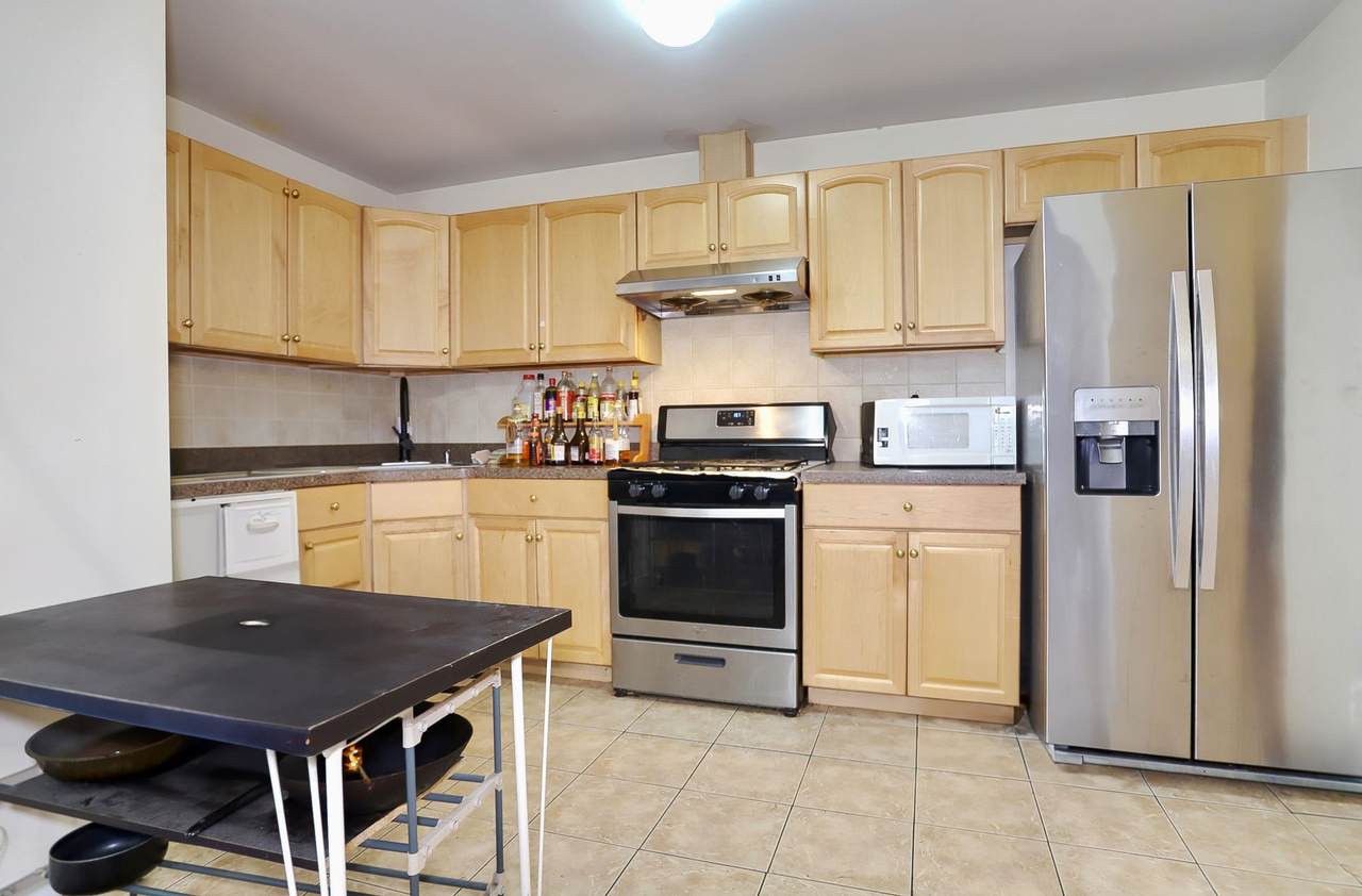 210 New York Ave - Photo 1