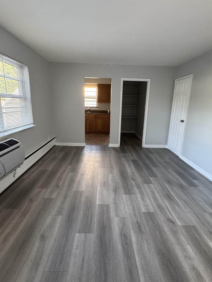 325 Essex St - Photo 1
