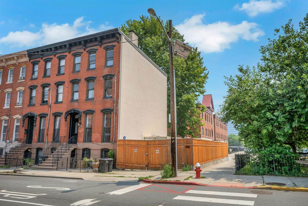 514 Manila Ave - Photo 1