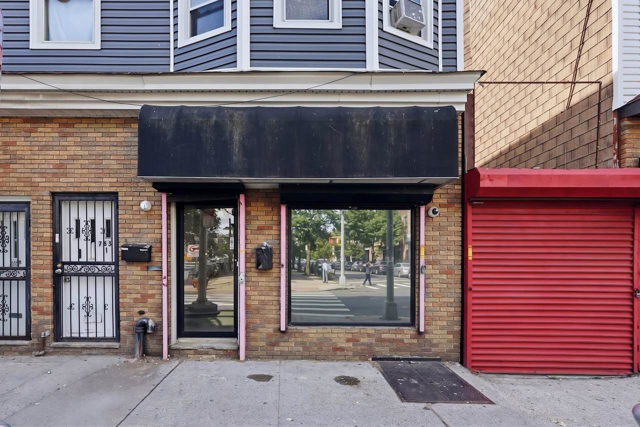 743 West Side Ave - Photo 1