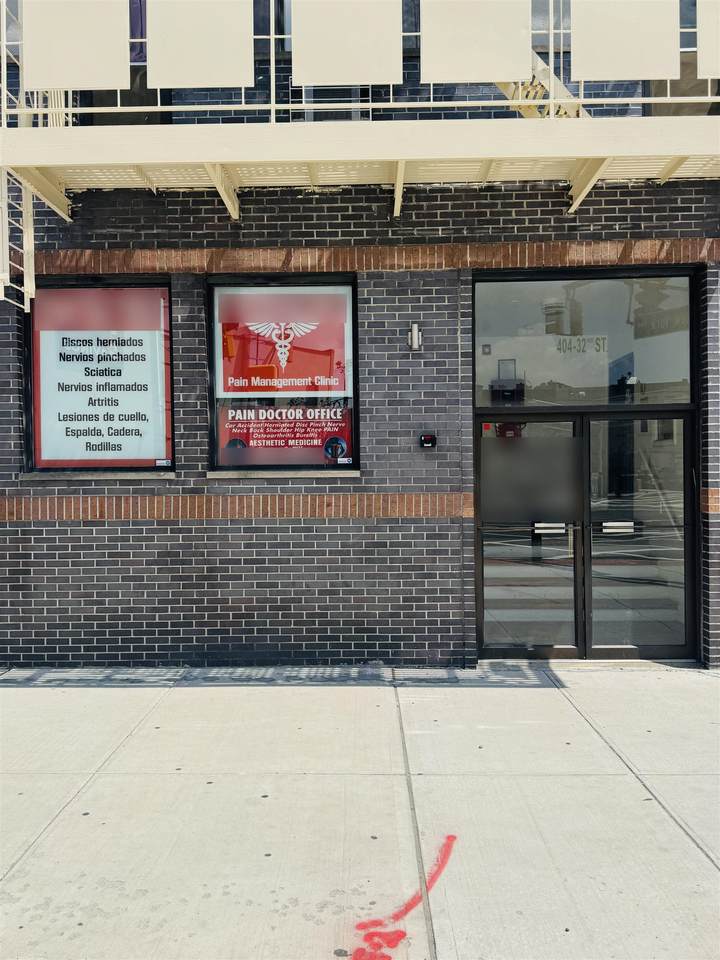 404 32ND ST - Photo 1