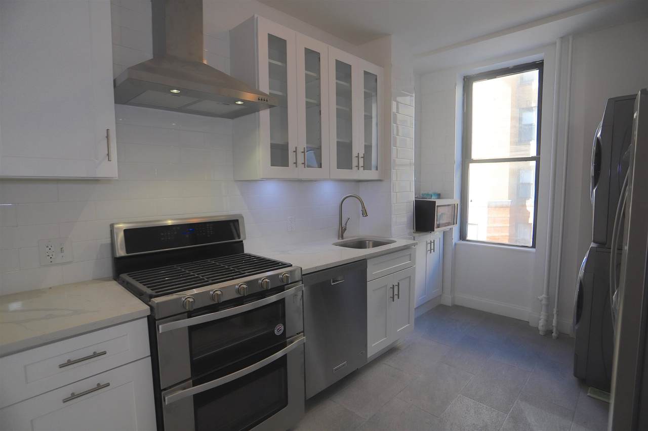 1131 Washington St - Photo 1