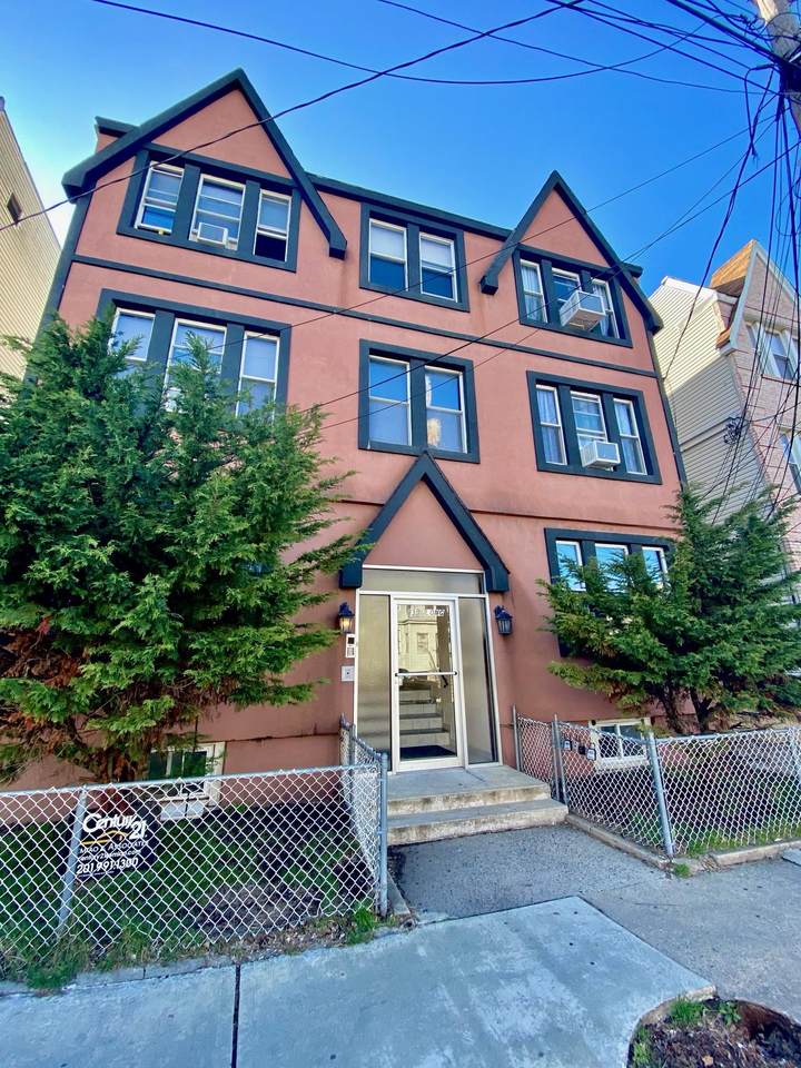 33 Long St - Photo 1