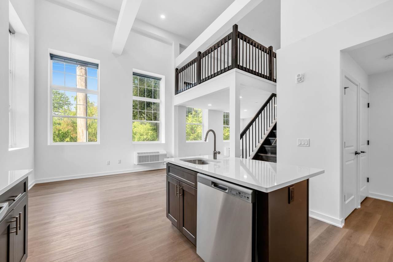 315 Railroad Ave - Photo 1