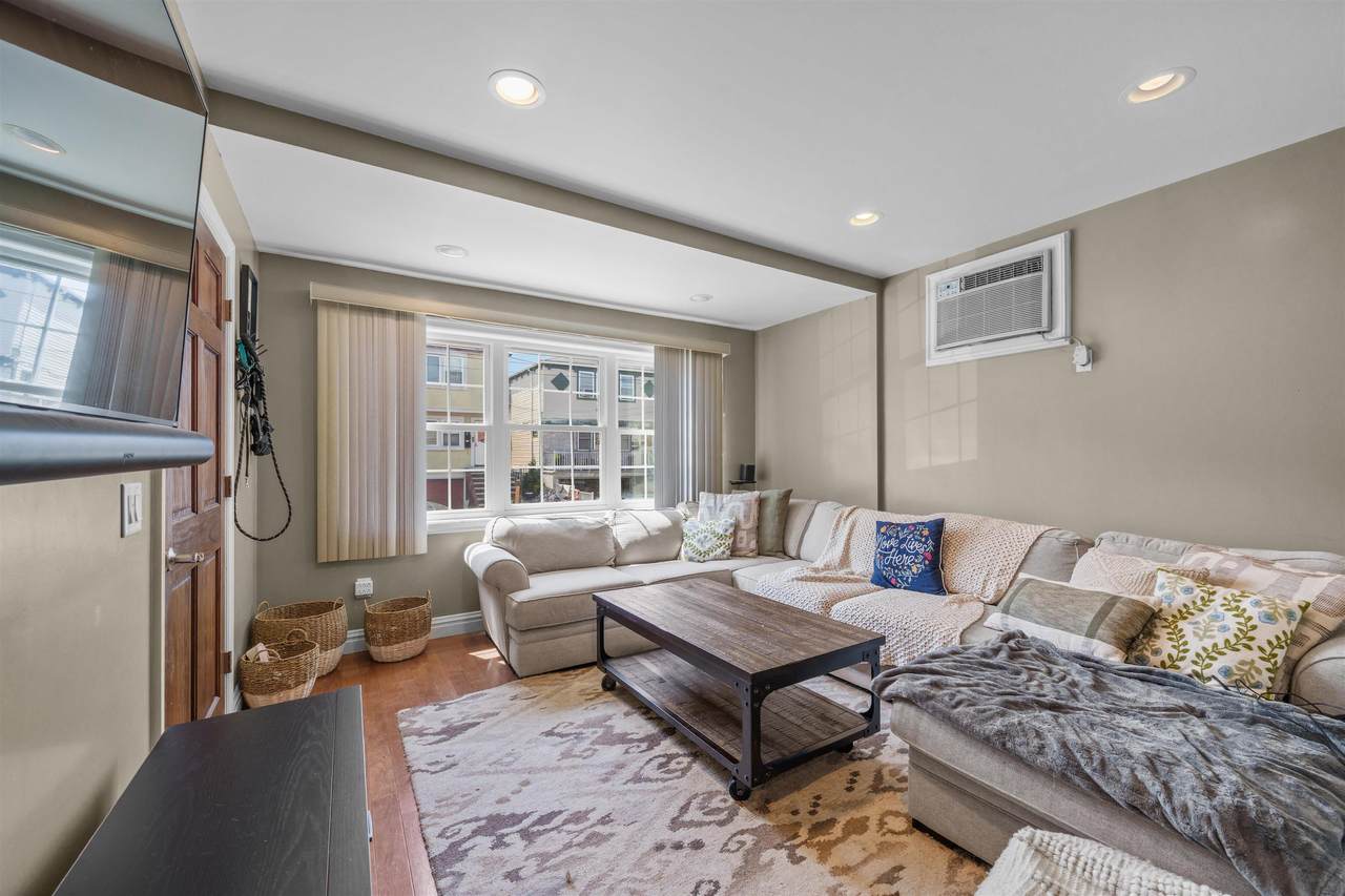 155 West 21St St - Photo 1