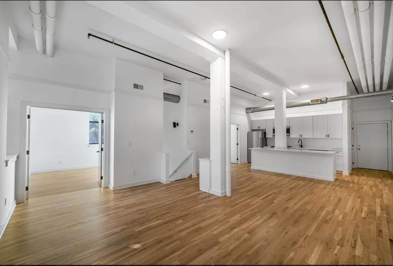 1015 Clinton St - Photo 1