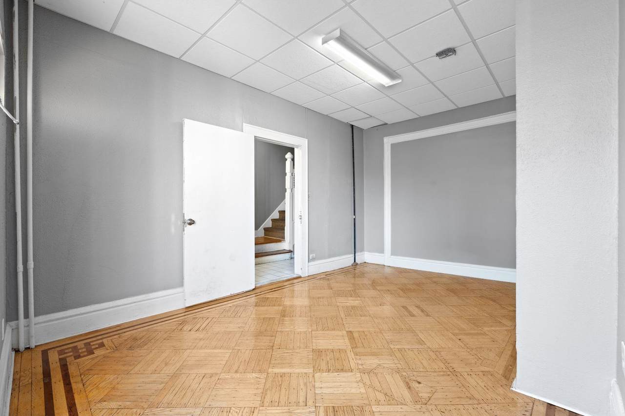 813 Montgomery St - Photo 1