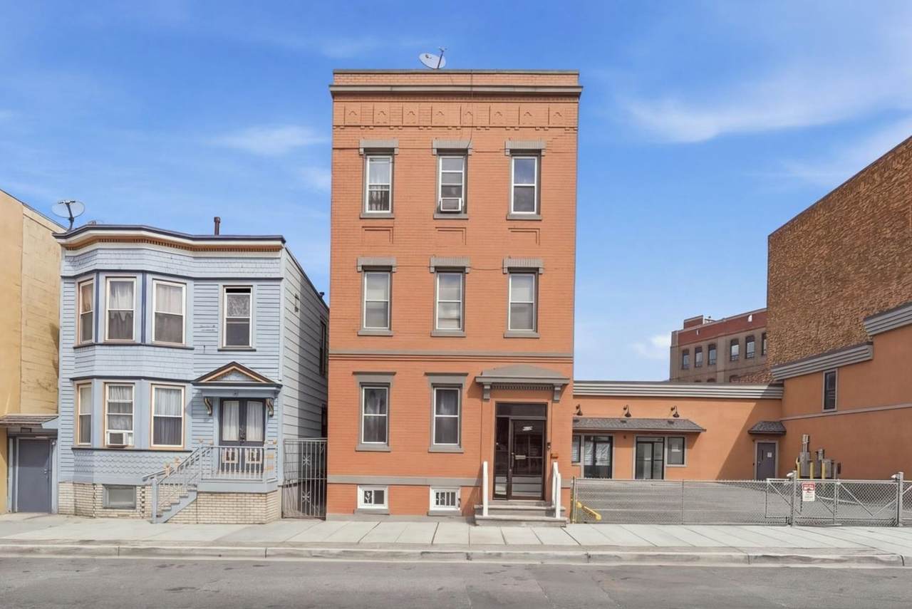 576 32ND ST - Photo 1