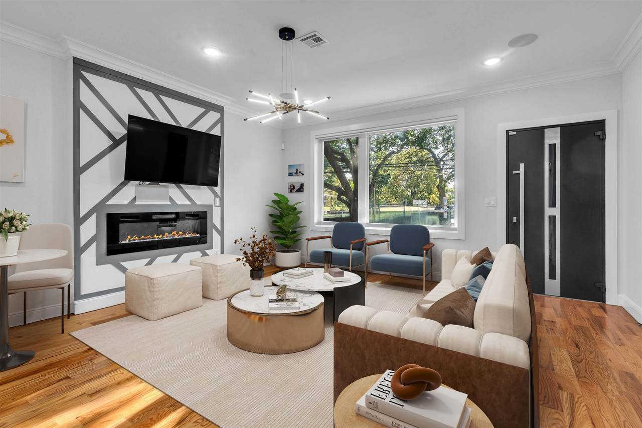 865 Summit Ave - Photo 1