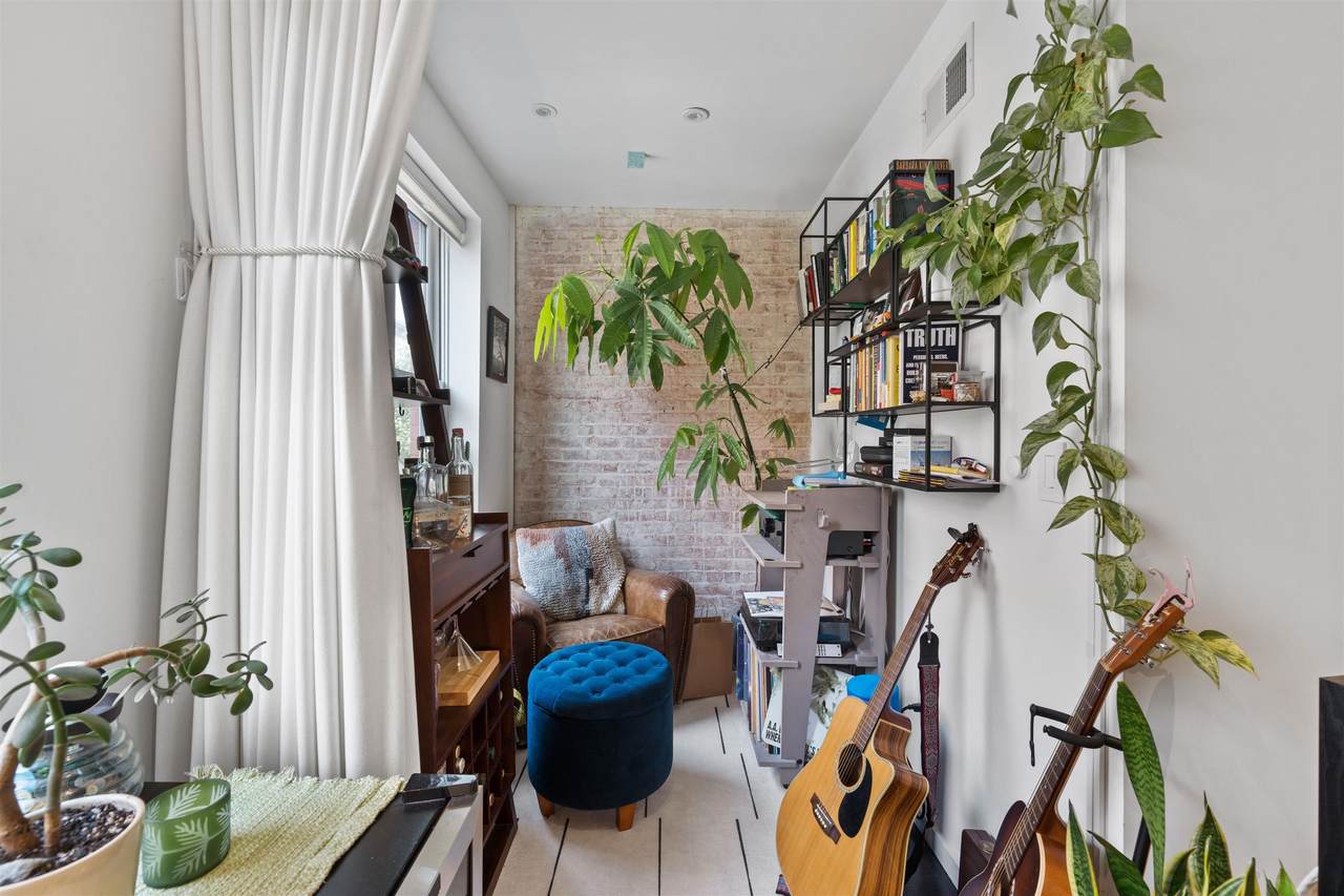 227 Montgomery St - Photo 1