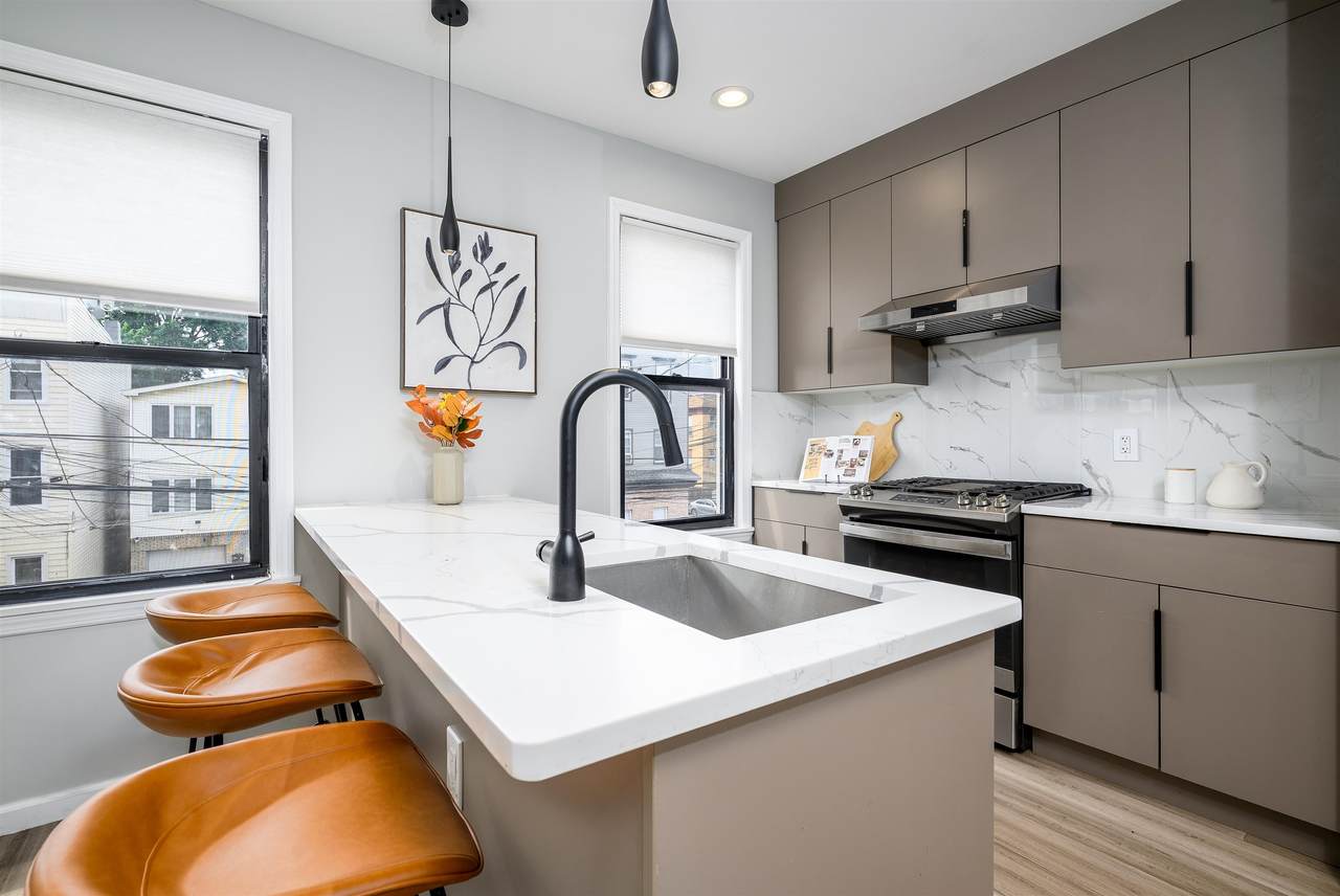 70 Bowers St - Photo 1