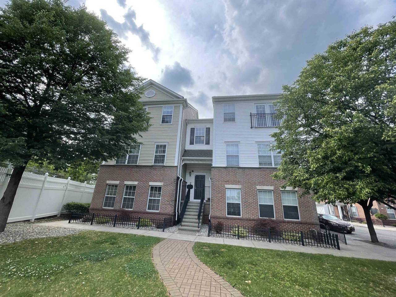 401 Grant Ave - Photo 1