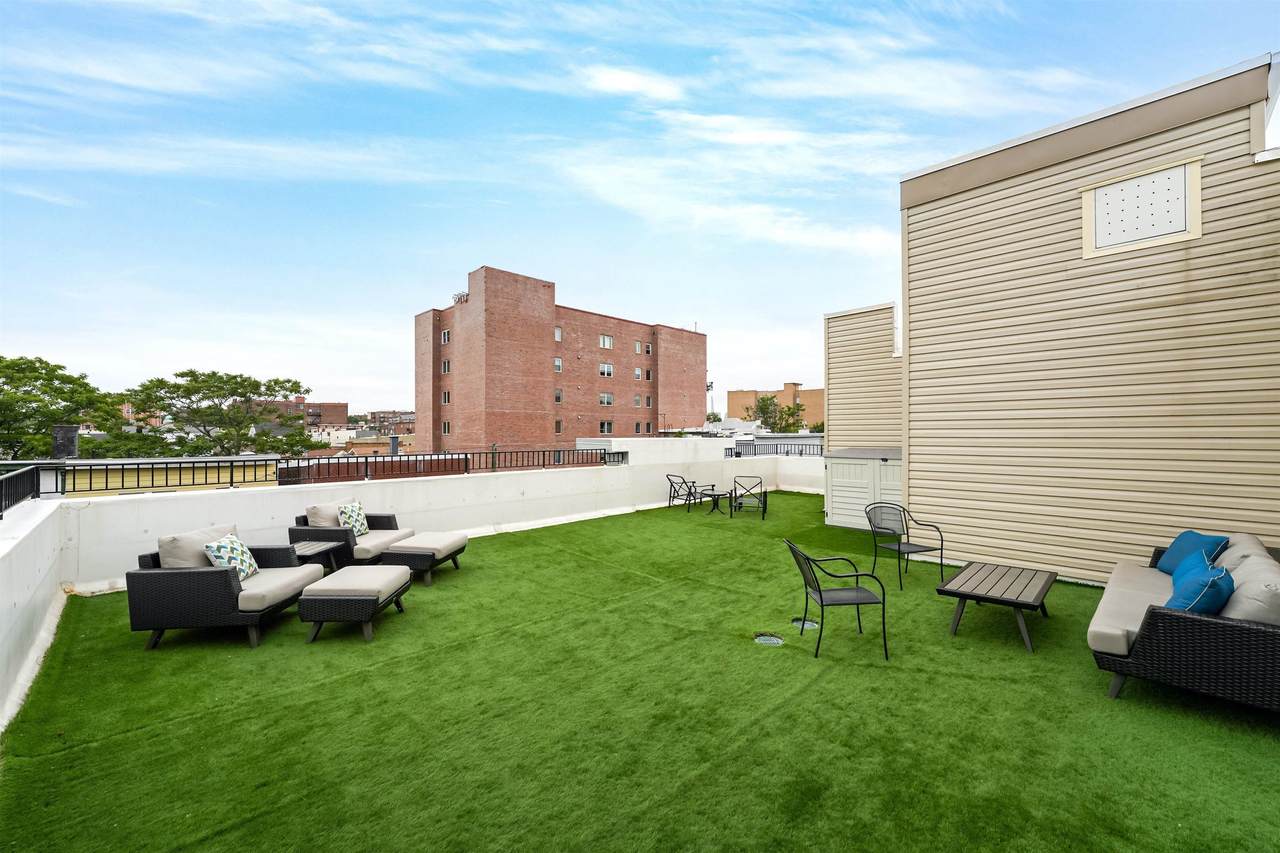 411 6TH ST - Photo 1