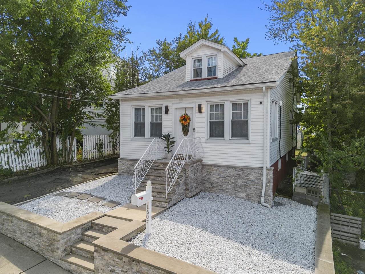 1607 88TH ST - Photo 1
