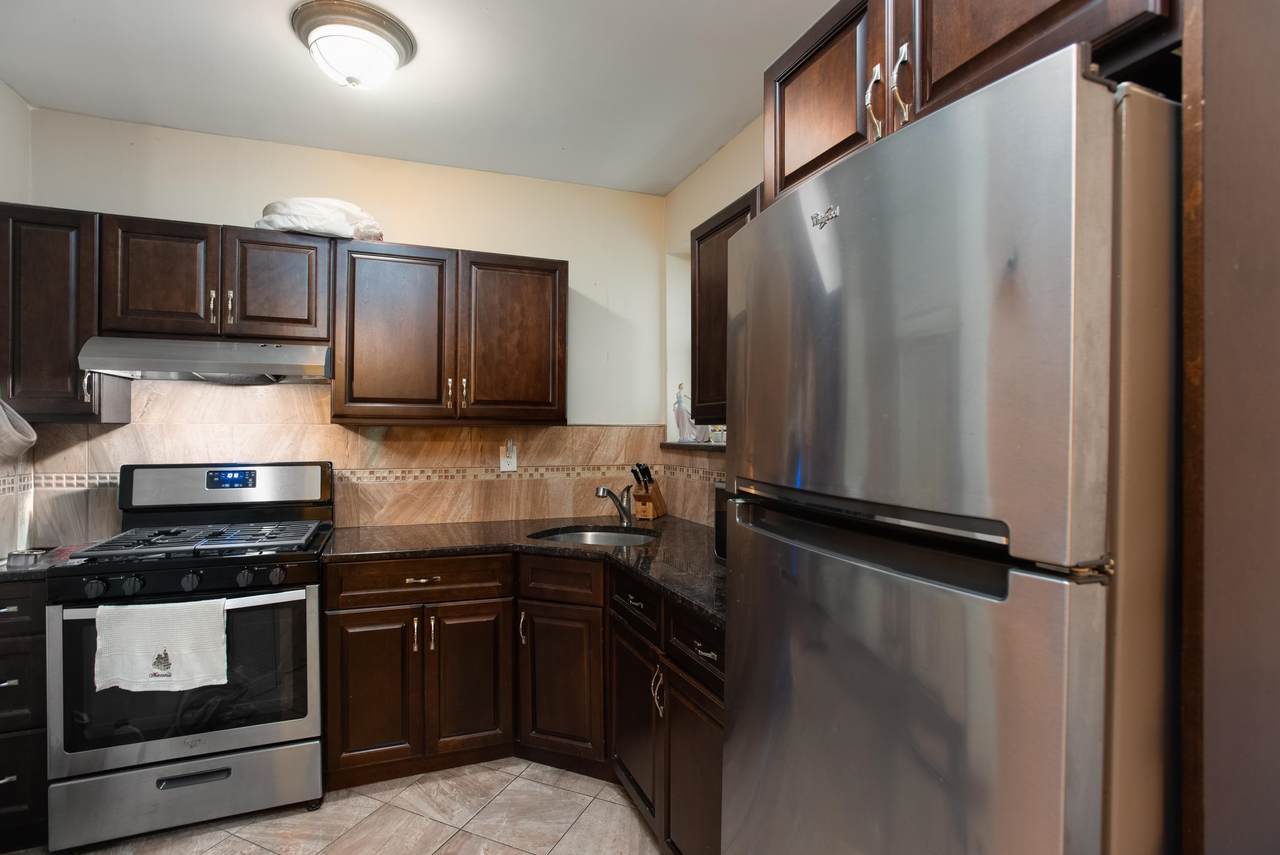 1093 Summit Ave - Photo 1
