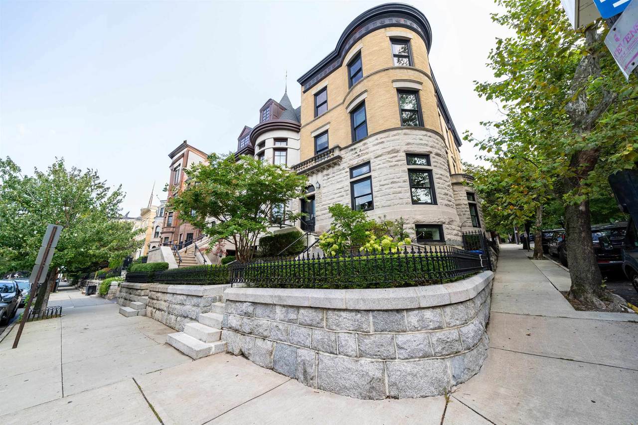 901 Hudson St - Photo 1