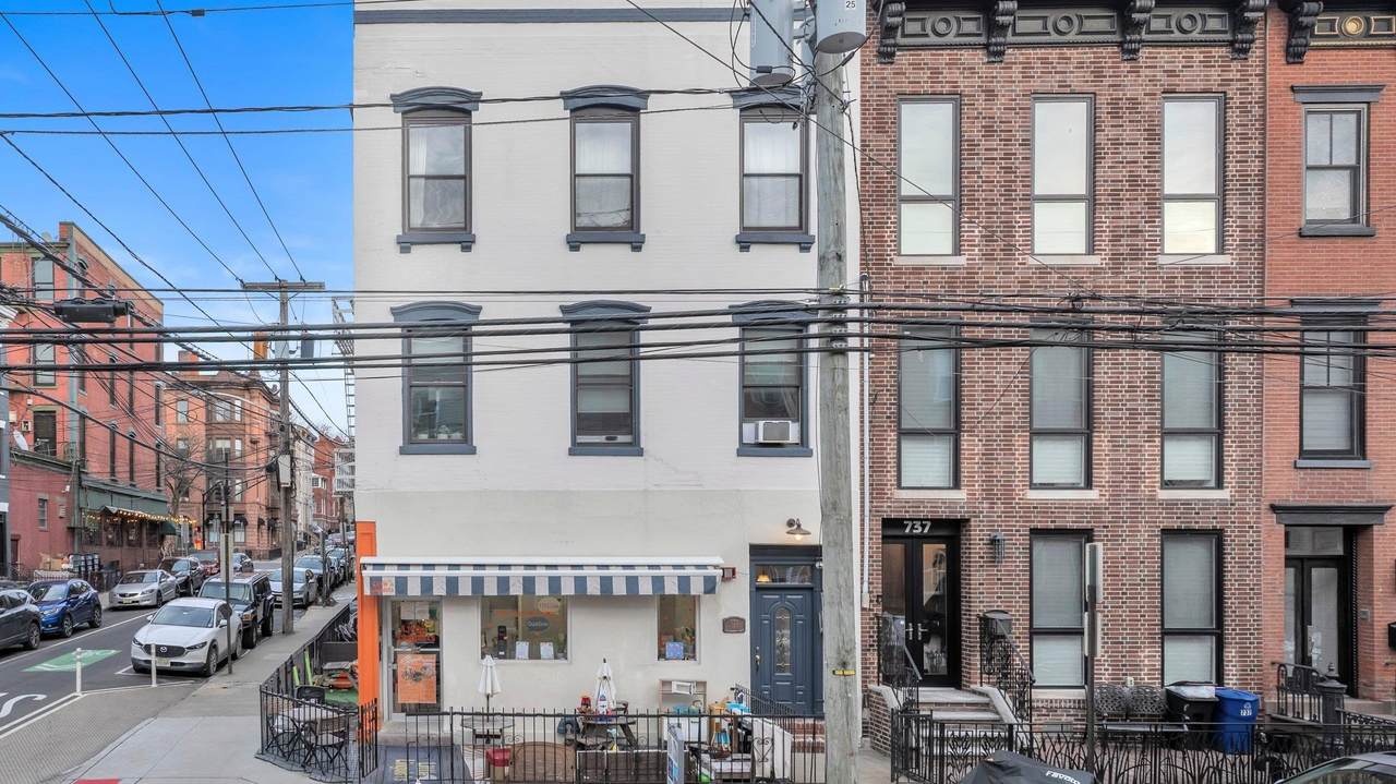 739 Bloomfield St - Photo 1