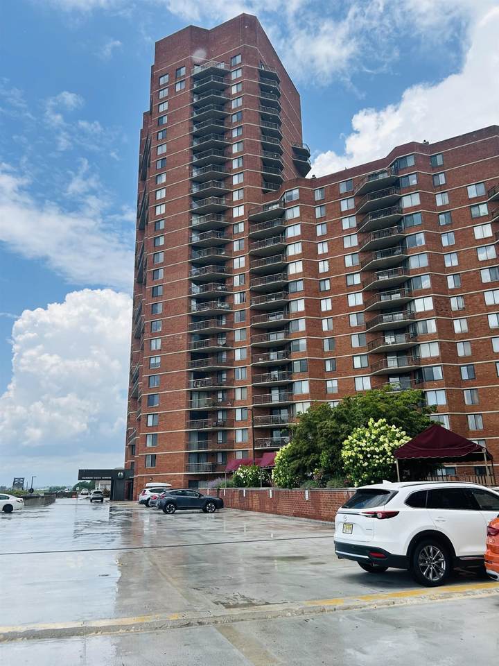 1040 Harmon Cove Tower - Photo 1