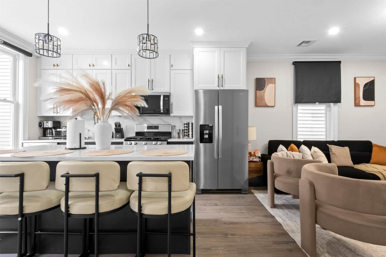 3316 Summit Ave - Photo 1