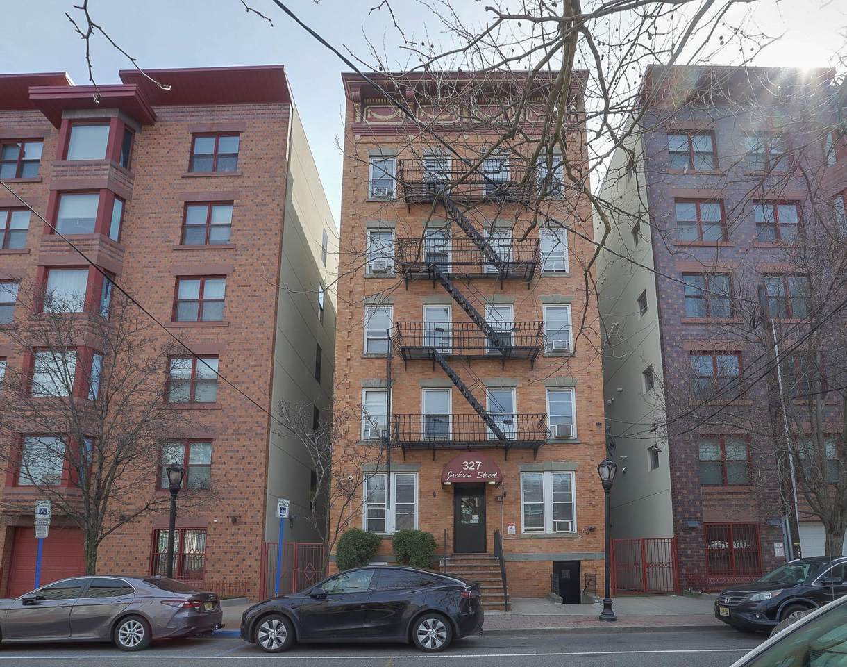 327 Jackson St - Photo 1