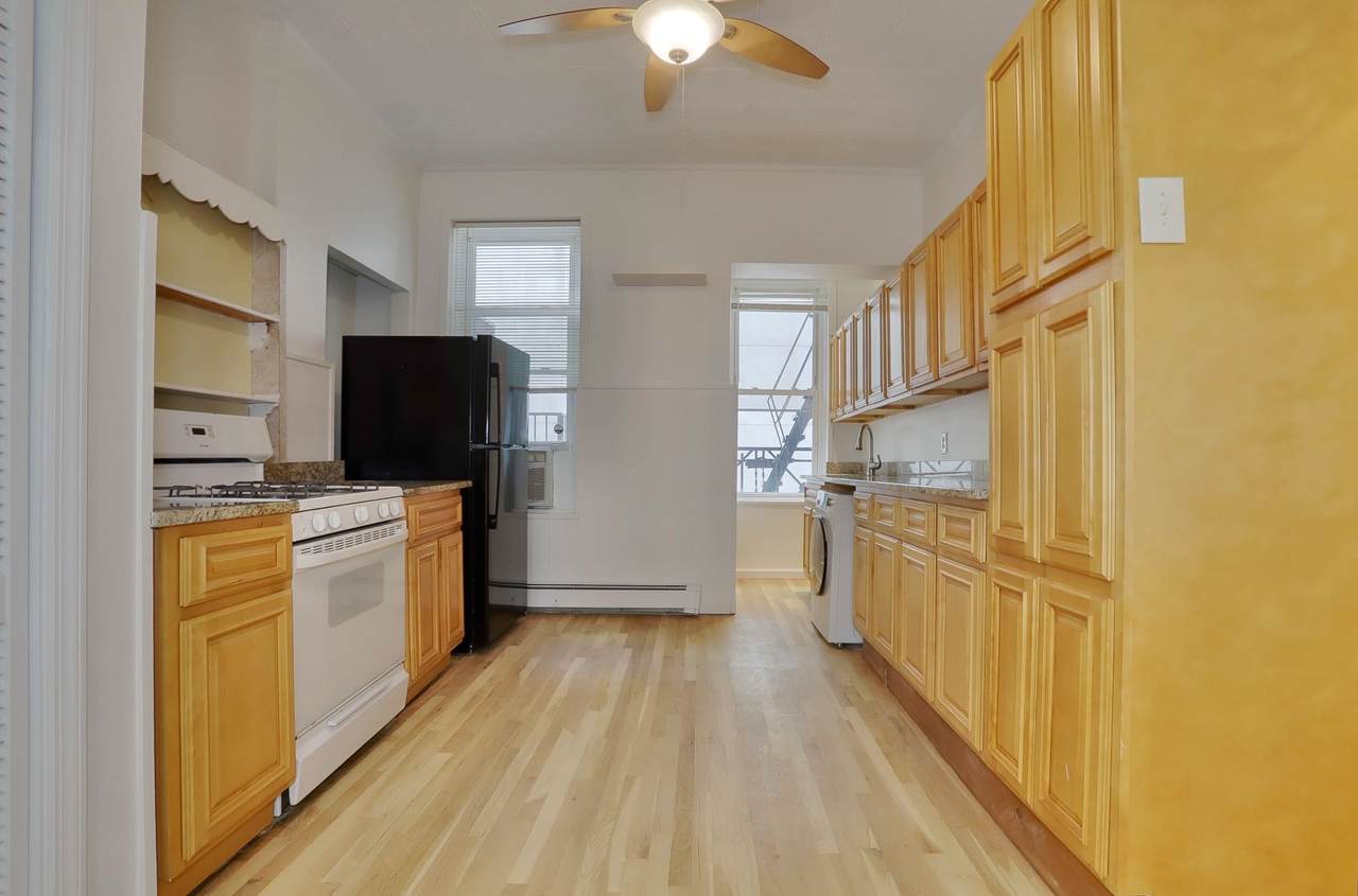 402 Grand St - Photo 1