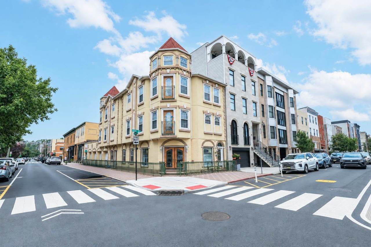 600 Grand St - Photo 1