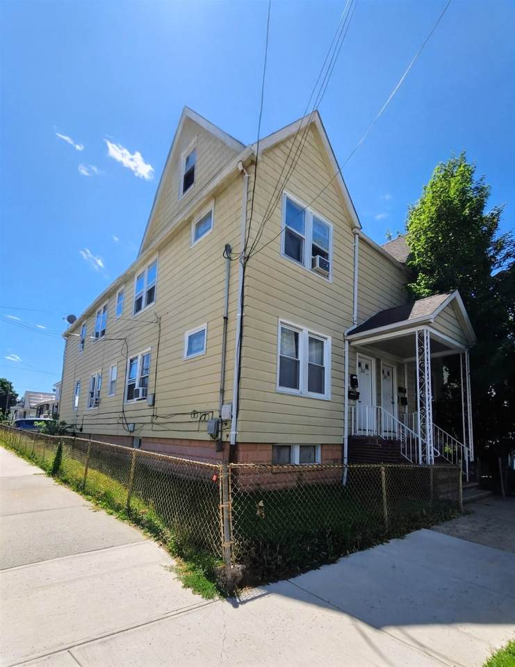 261 Centre Ave - Photo 1