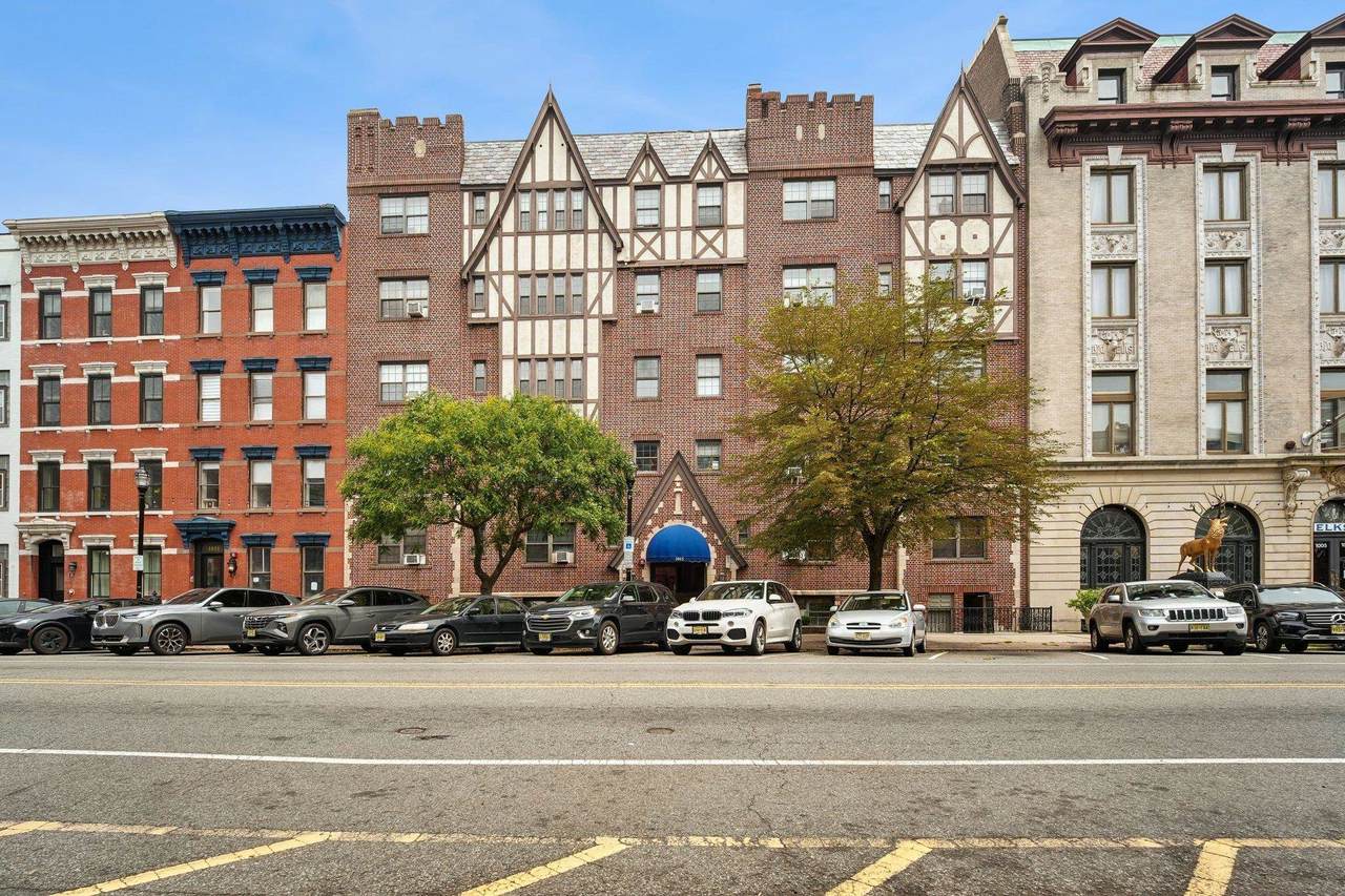 1015 Washington St - Photo 1