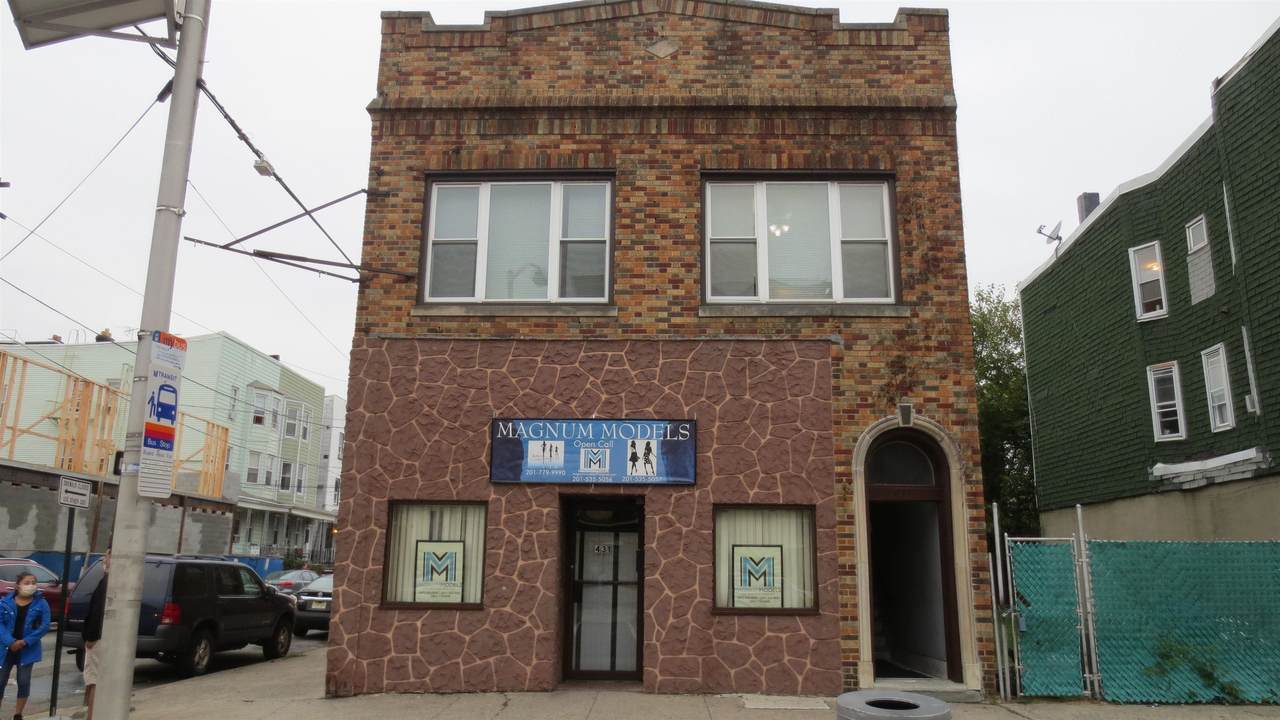 431 Avenue C - Photo 1