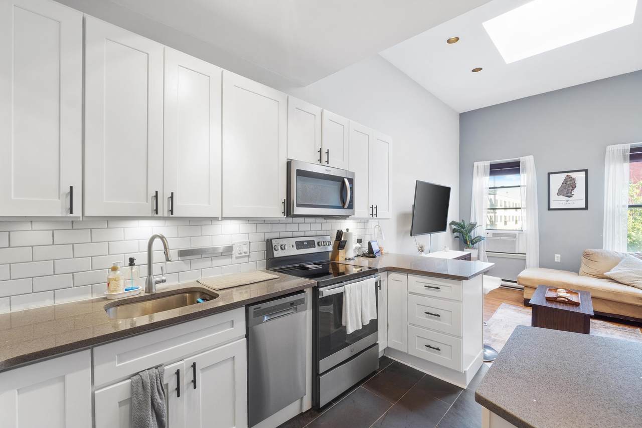 607 1ST ST - Photo 1