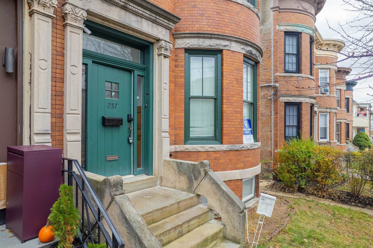 257 Woodlawn Ave - Photo 1