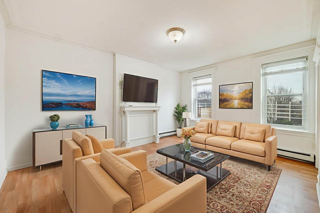 572 West Side Ave - Photo 1