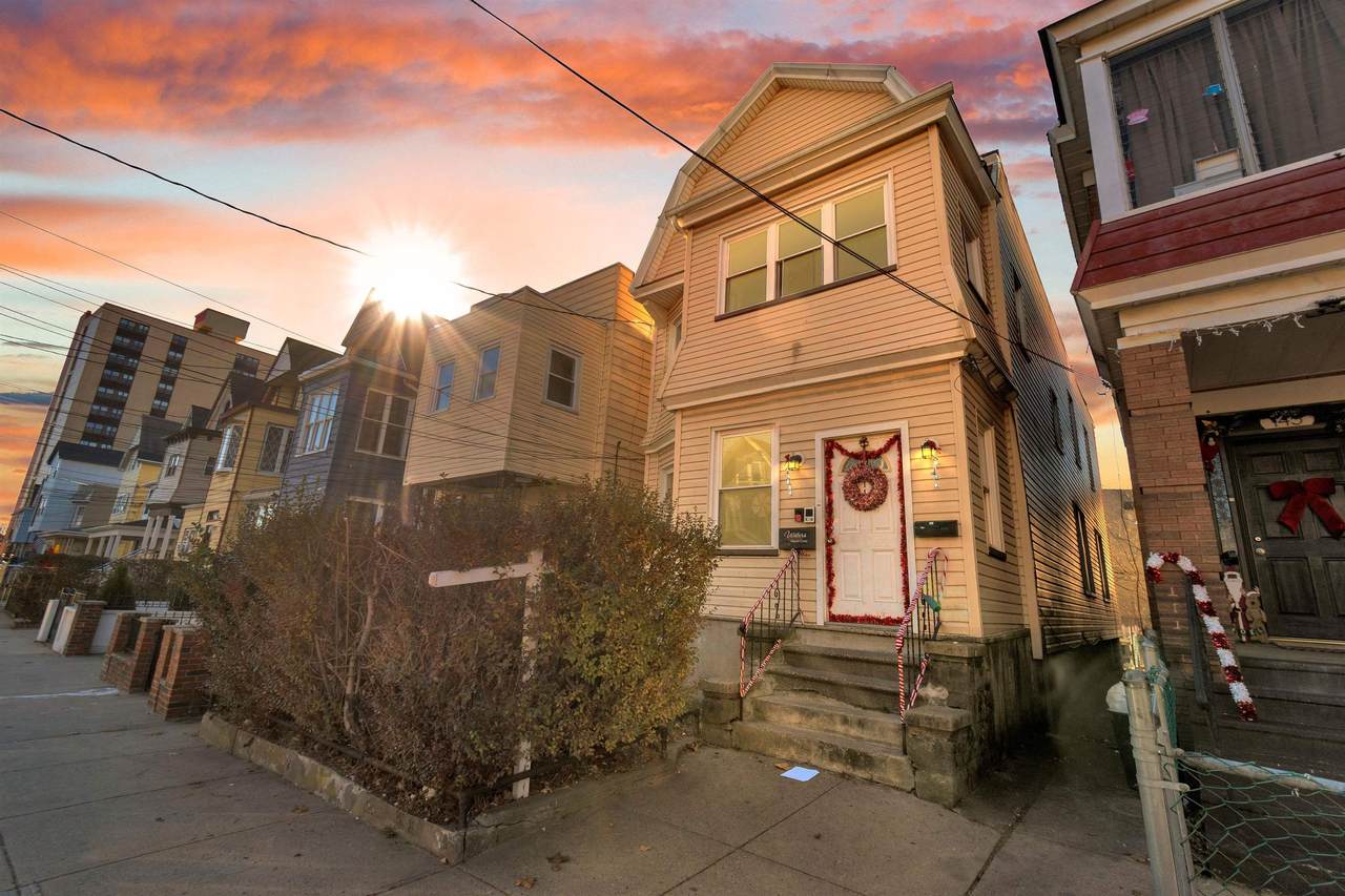 143 Pearsall Ave - Photo 1