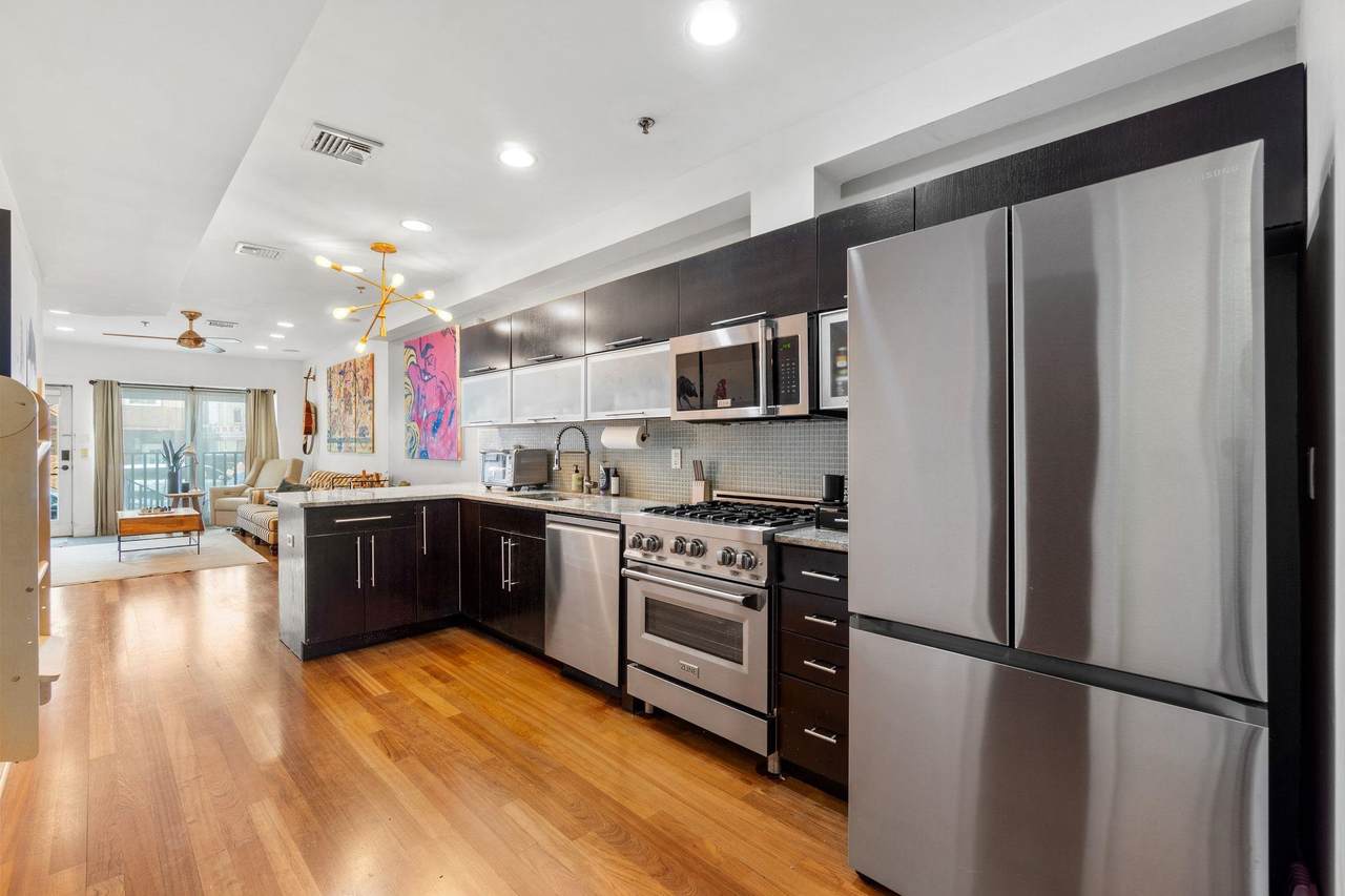 415 Adams St - Photo 1