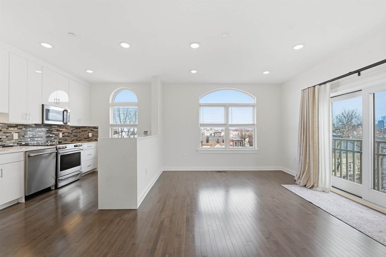 974 Summit Ave - Photo 1