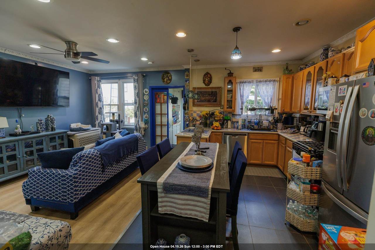 212 Maple St - Photo 1