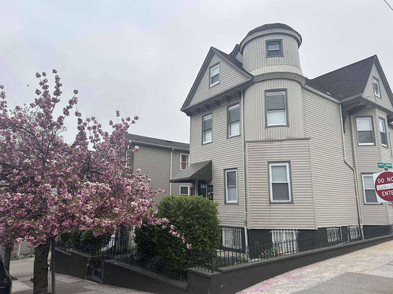 437 Bramhall Ave - Photo 1